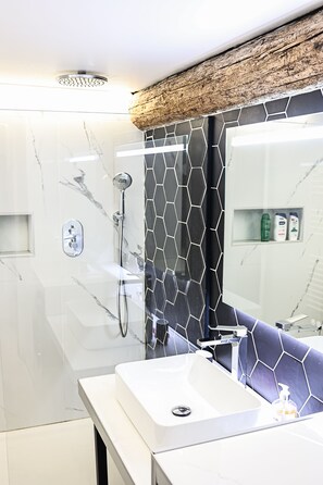 Shower, hair dryer, towels - Duplex Standing de 77m2 Avec Rooftop de vue mer Situé Plein Centre de Bandol (Bandol)