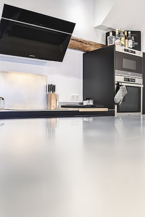 Fridge, microwave, oven, stovetop - Duplex Standing de 77m2 Avec Rooftop de vue mer Situé Plein Centre de Bandol (Bandol)