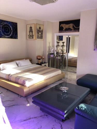 Hollywood Art Studio Apartment