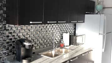 Mikrovågsugn, kaffe- och tebryggare och grytor/köksredskap