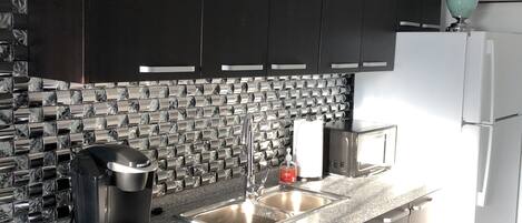 Mikrowelle, Wasserkocher mit Kaffee-/Teezubehör