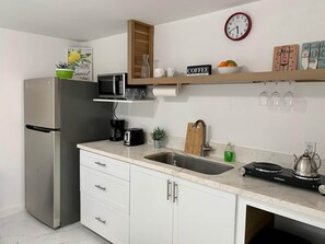 Kylskåp, mikrovågsugn, kaffe- och tebryggare och brödrost