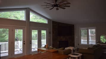 智能电视、电子游戏、桌上足球、书