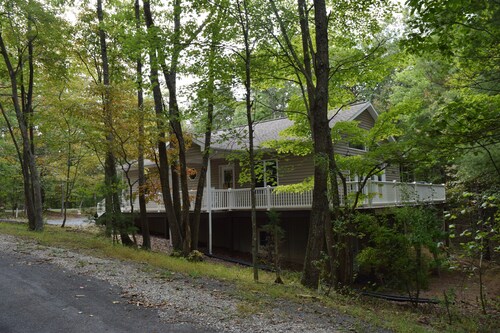 MOUNTAIN BEAUTY AWAITS. MINUTES FROM BRYCE RESORT.