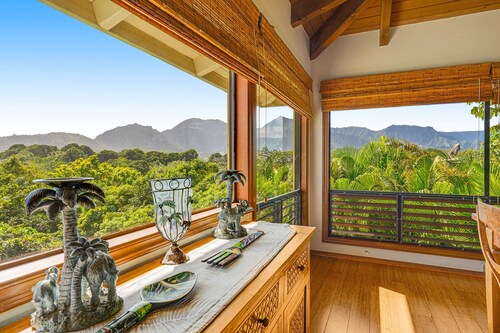 Hawaiian mansion with private pool, hot tub, ocean view, & high-speed WiFi