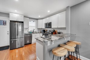 Kjøleskap, mikrobølgeovn, ovn og kokeplater