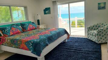 3 makuuhuonetta, tallelokero huoneessa, vauvan matkasänky