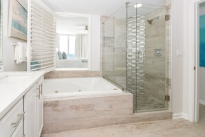 Bañera con ducha, bañera de hidromasaje, secador de pelo, toallas