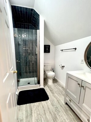 Combined shower/bathtub, hair dryer, towels, soap