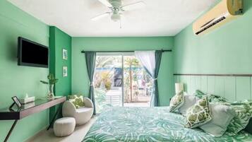 Leafy Oasis in the Heart of Cabo San Lucas | 1 phòng ngủ, màn/rèm cản sáng, bàn ủi/dụng cụ ủi quần áo