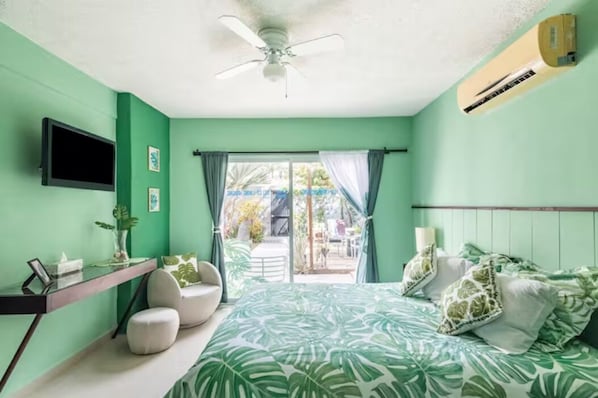 Leafy Oasis in the Heart of Cabo San Lucas | 1 phòng ngủ, màn/rèm cản sáng, bàn ủi/dụng cụ ủi quần áo