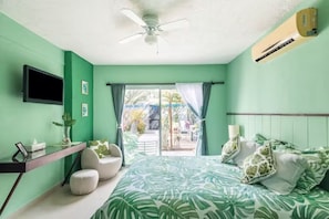 Leafy Oasis in the Heart of Cabo San Lucas | 1 soverom, blendingsgardiner, strykejern/-brett og wi-fi (inkludert)