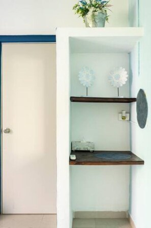 Coastal charm a blue flower hideaway | 1 soverom, blendingsgardiner, strykejern/-brett og wi-fi (inkludert)