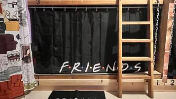 The friend's Room at Dici Co Living Housing bed 1 | 1 habitación, cortinas blackout y tabla de planchar con plancha