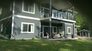 Une maison à deux étages dotée d’un balcon, d’un porche abrité et d’un petit jardin.