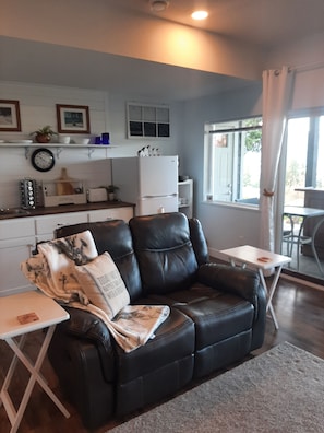 Smart TV, fireplace, Netflix, streaming services