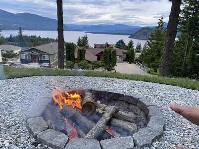 Sweet Suite Views: 1 Bedroom Suite/ Sweeping Lake View/ Nearby Beaches/Sunsets.