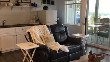 Smart TV, fireplace, Netflix, streaming services