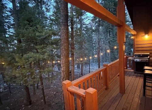 Beautiful Cloudcroft Getaway cabin on National Forest & biking/hiking trails
