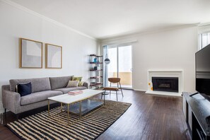 Tv, eldstad och en stereo