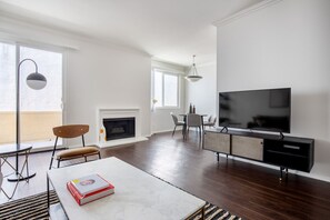 Tv, eldstad och en stereo