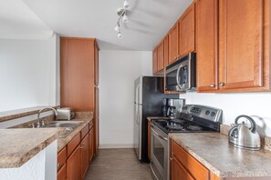 Kühlschrank, Mikrowelle, Ofen, Wasserkocher mit Kaffee-/Teezubehör