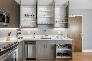 ثلاجة، ميكروويف، فرن، غسالة أطباق