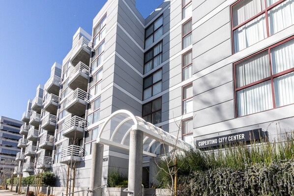 Exterior - Cozy Cupertino 2BR w/ Gym, Pool, nr. Apple & Google, by Blueground (Cupertino)