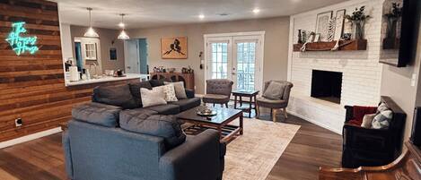 Smart TV, videojuegos, reproductor de DVD y tenis de mesa