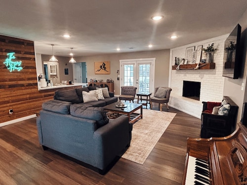 Downtown 4BR/3.5BT, 2 Kings, museums, MTB, pickleball, basketball, & game room!