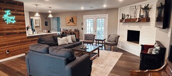 Downtown 4BR/3.5BT, 2 Kings, museums, MTB, pickleball, basketball, & game room!