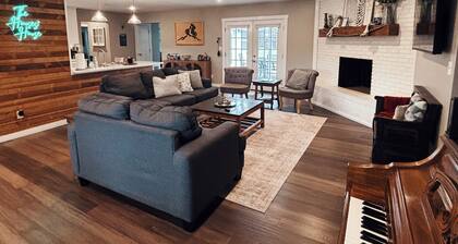 Downtown 4BR/3.5BT, 2 Kings, museums, MTB, pickleball, basketball, & game room!