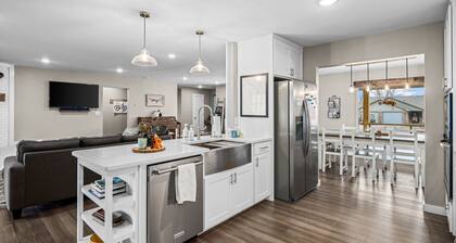 Downtown, museums, MTB, & more! 4BR/3.5BT, pickleball, basketball, & game room!