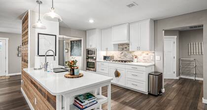 Downtown, museums, MTB, & more! 4BR/3.5BT, pickleball, basketball, & game room!