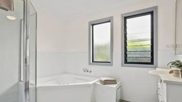 Shower, jetted bath, hair dryer, towels