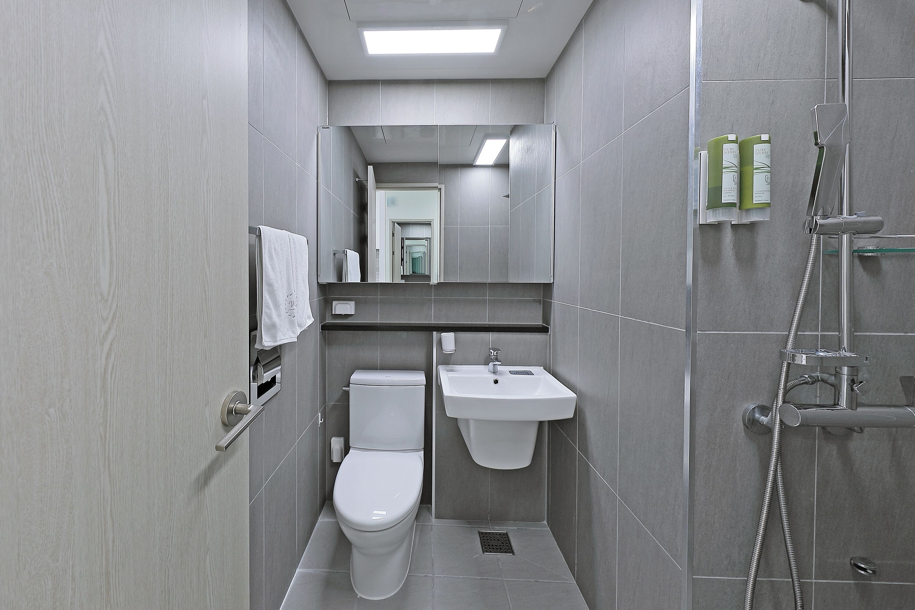 deluxe twin room | bathroom | shower, hair dryer, heated floors, towels