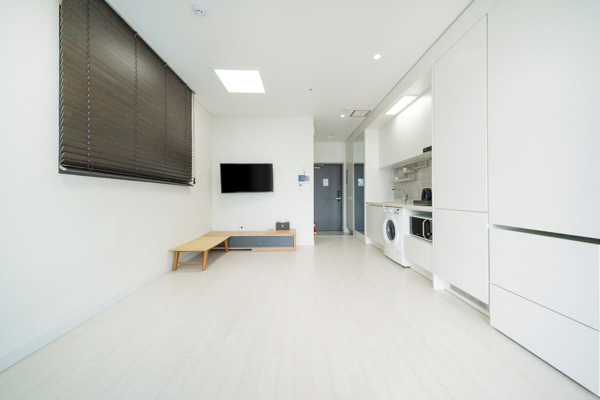 1 bedroom, down duvets, desk, soundproofing