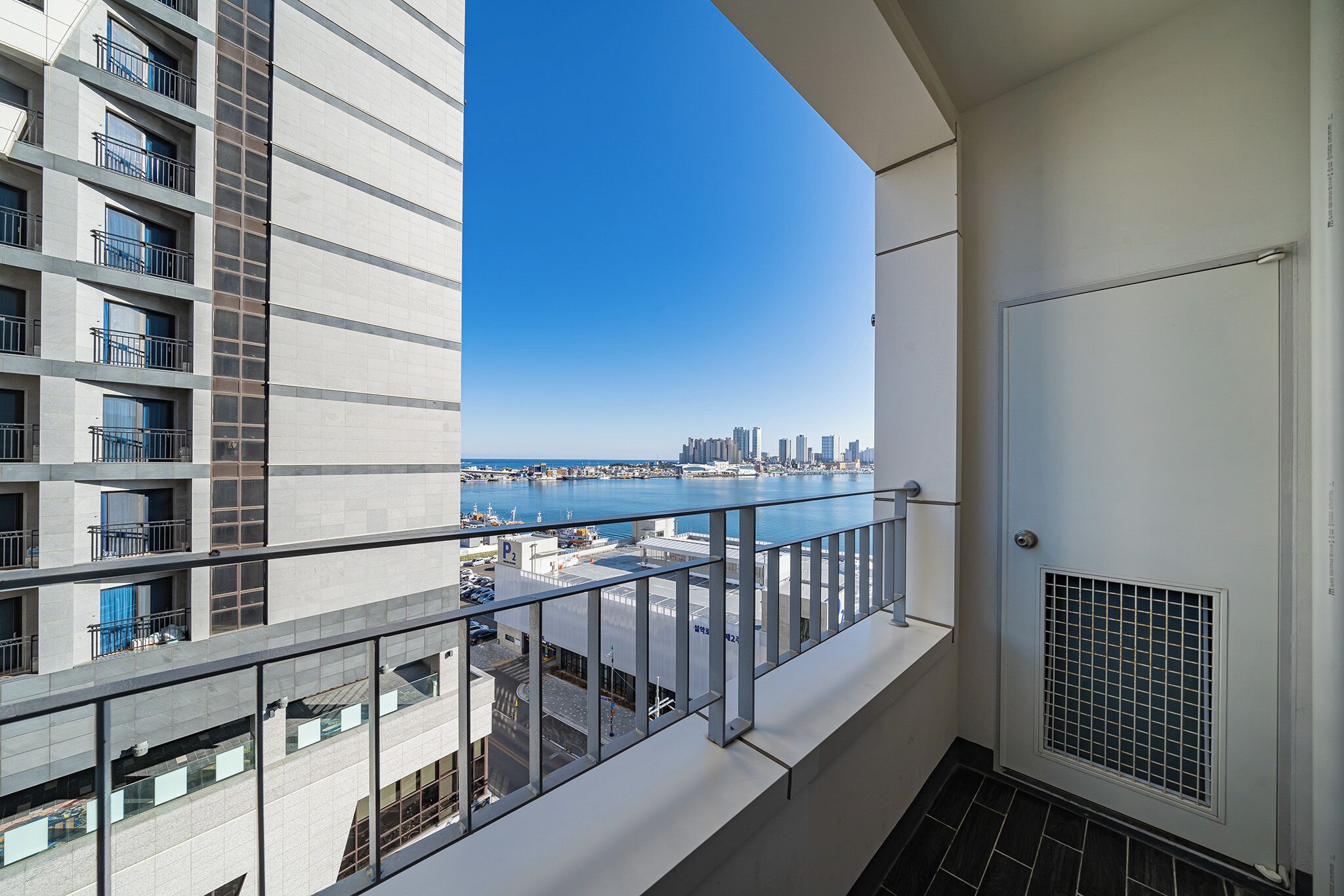 1 bedroom, down duvets, desk, soundproofing