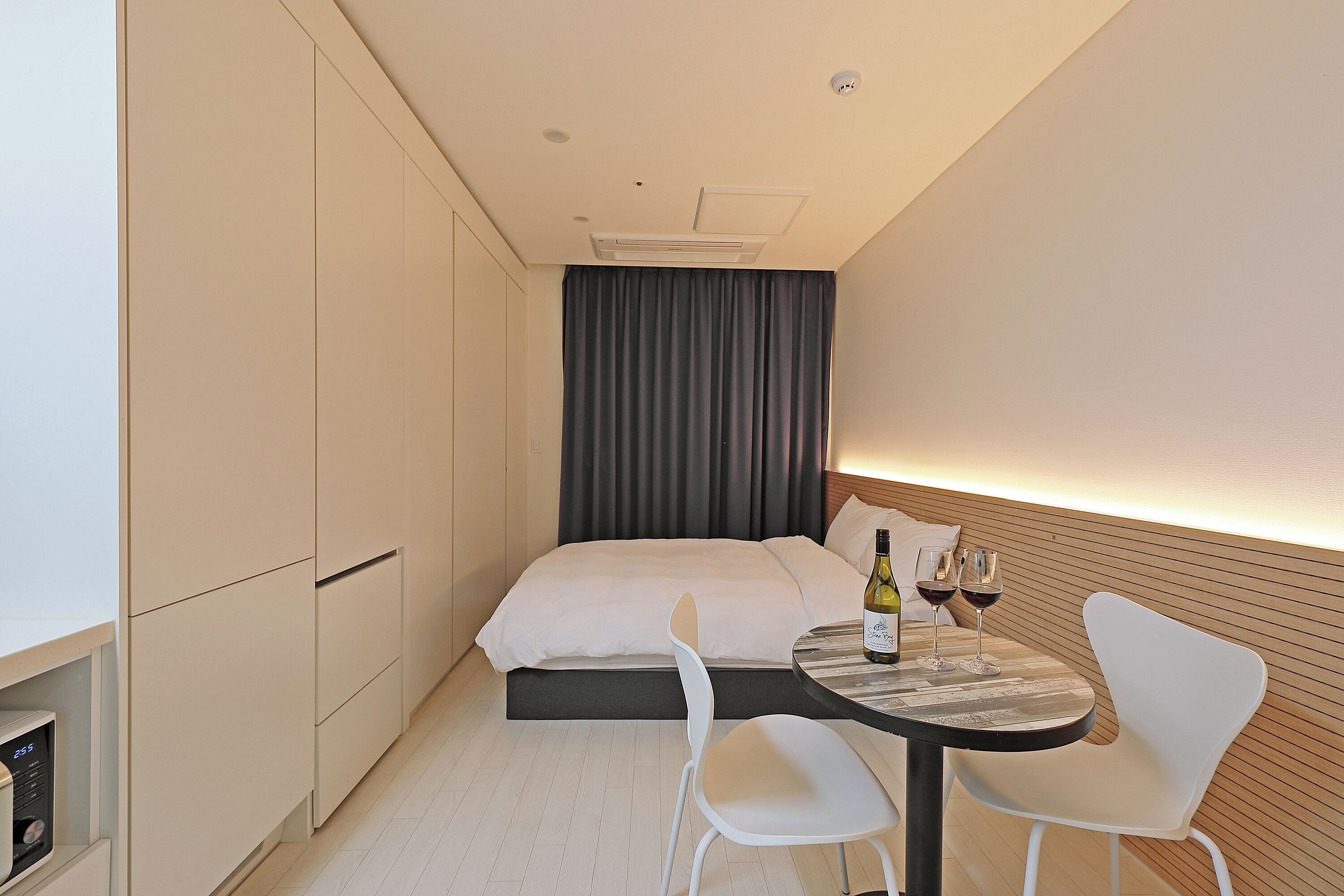 standard double room, lake view | 1 bedroom, down duvets, desk, soundproofing