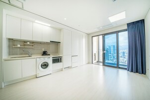 Down duvets, desk, soundproofing, free WiFi