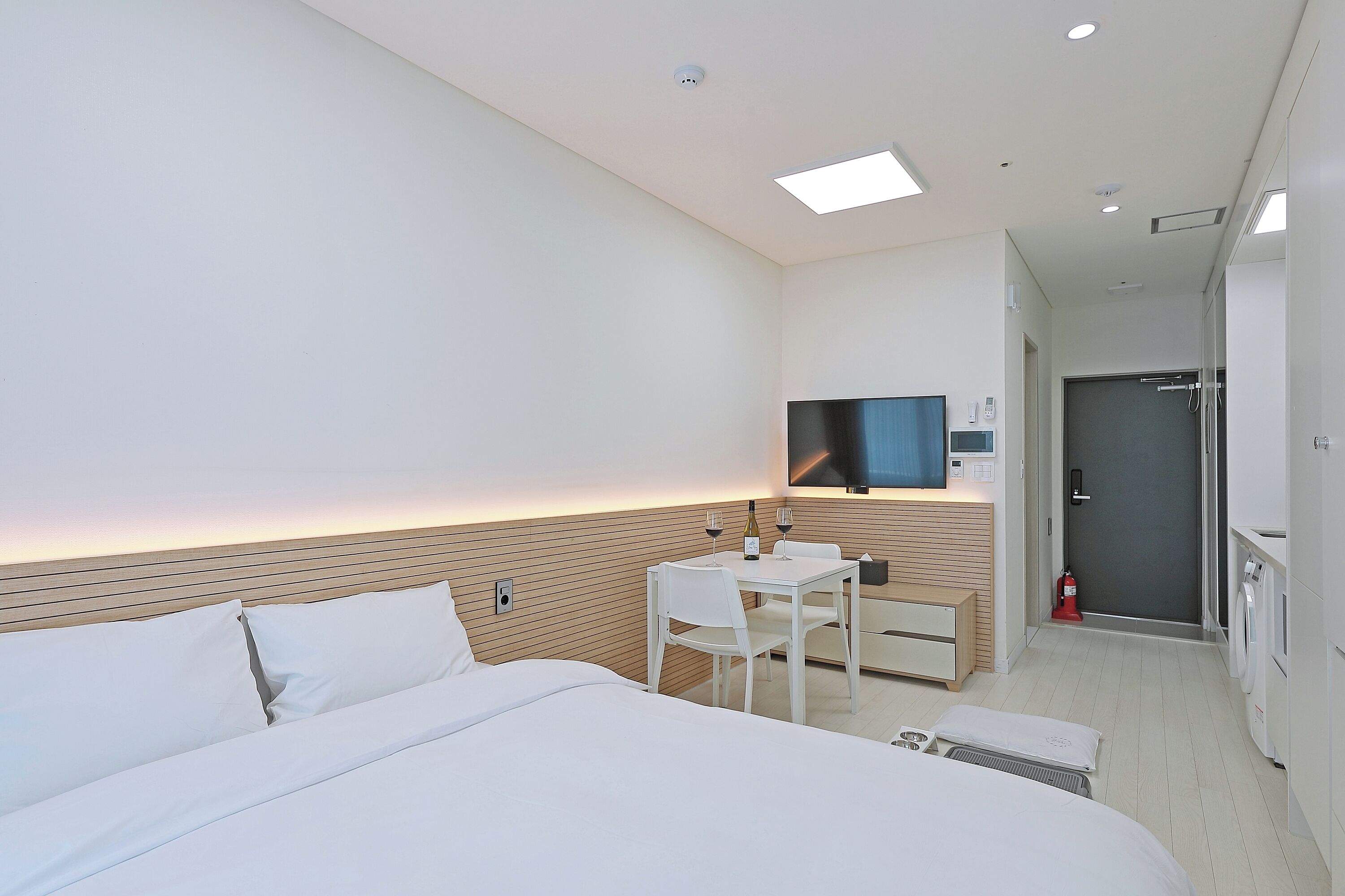 standard double room, lake view (below 6kg, 1 pet allowed) | 1 bedroom, down duvets, desk, soundproofing