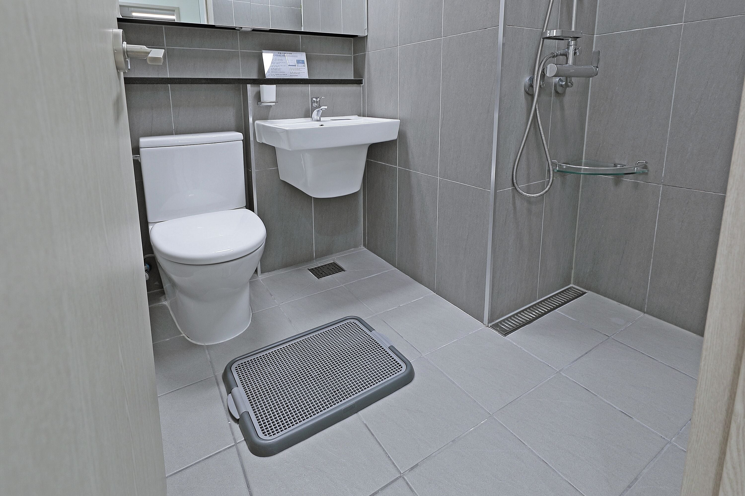 family twin room (below 6kg, 1 pet allowed) | bathroom | shower, hair dryer, heated floors, towels