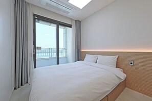 Standard Double Room, Lake View (below 6kg, 1 pet allowed) | Down comforters, desk, soundproofing, free WiFi - Sotasuite Sokcho World Sky (Sokcho)