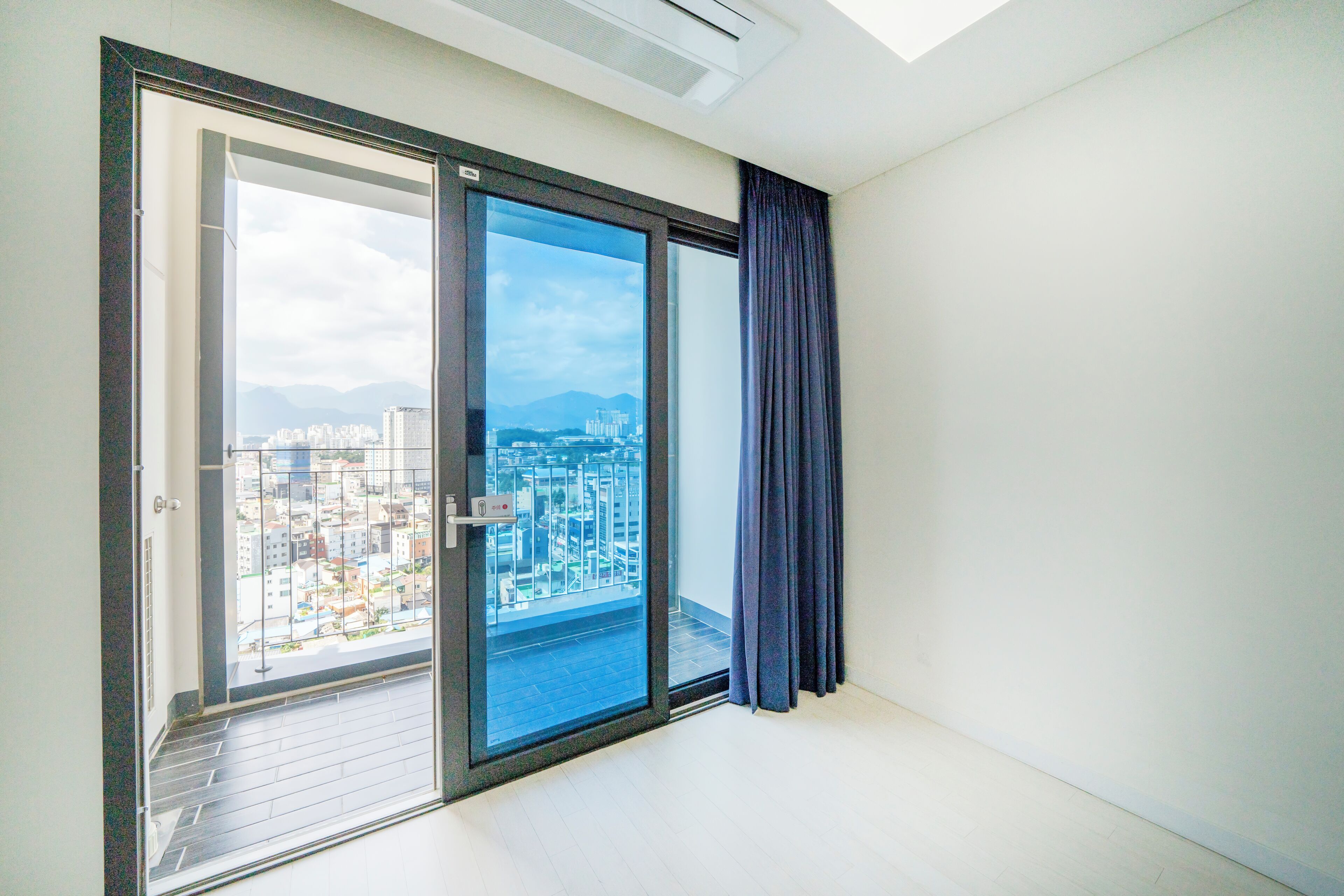 1 bedroom, down duvets, desk, soundproofing