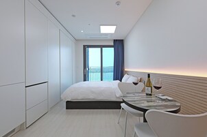 Down duvets, desk, soundproofing, free WiFi