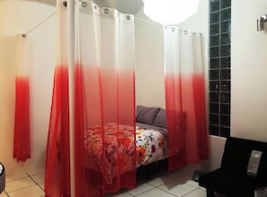 A bedroom with a bed, a window, and a curtain. - Private Paradise (Provincia de Puntarenas)