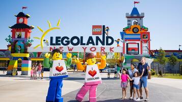 Un área temática de LEGO con un letrero que dice "LEGOLAND NEW YORK" y figuras de LEGO.