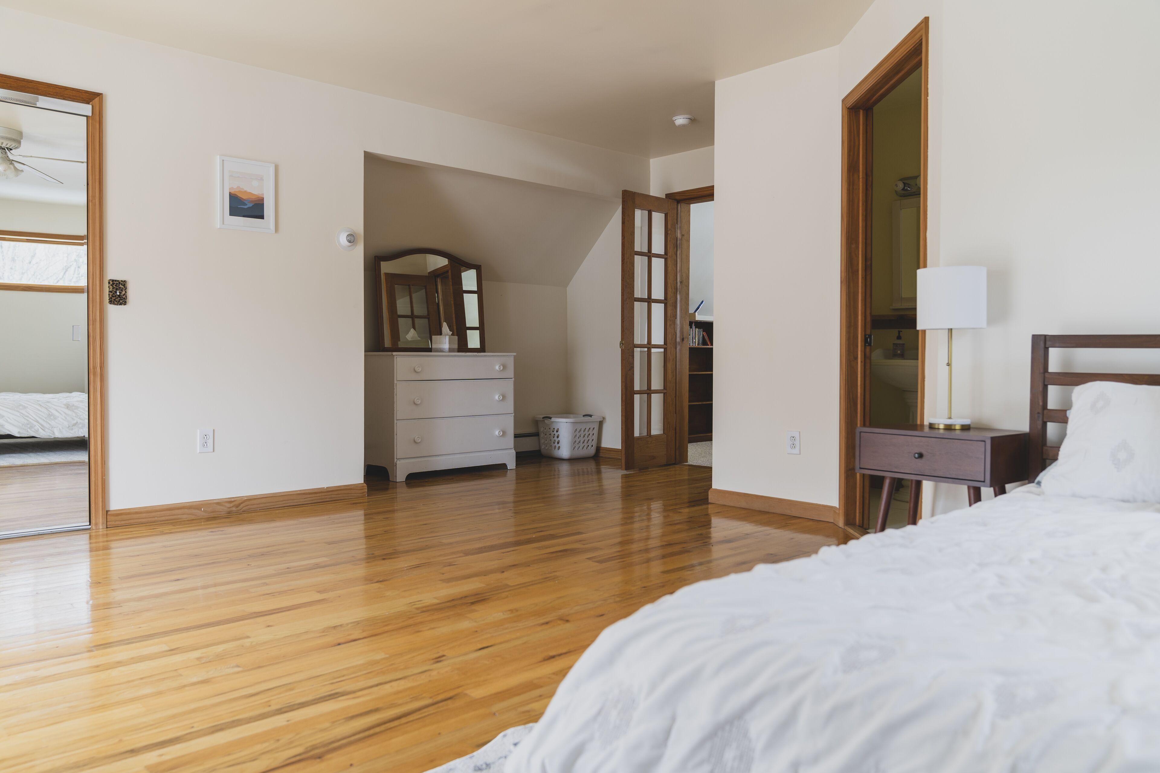 4 habitaciones, escritorio, tabla de planchar con plancha y wifi gratis 