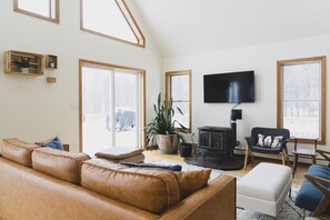 Älytelevisio, videopelejä, DVD-soitin, pöytäjalkapallopöytä