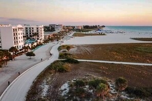 On the beach - Great Family Destination on Beautiful Treasure Island. Heated Pool. Activities Nearby. (Treasure Island)